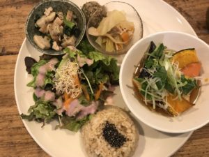 玄米と酵素ドレッシングの健康カフェ『サンミ』