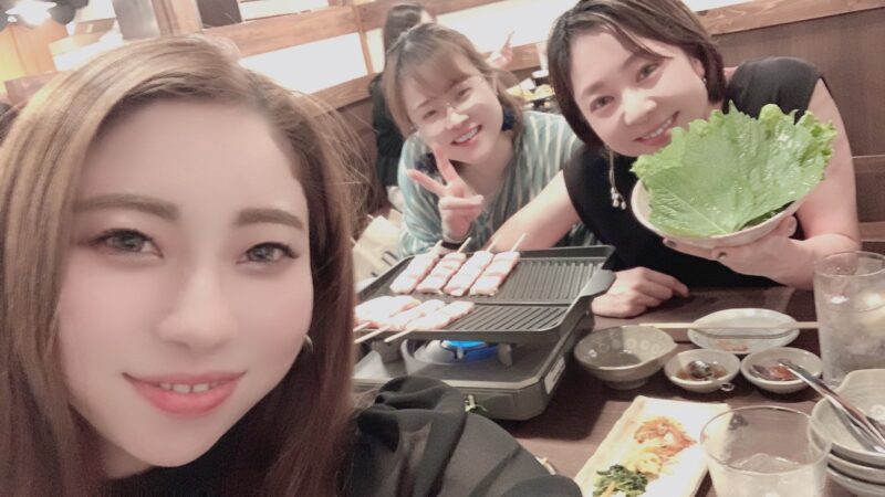 スタッフみんなでご飯に行きました♪