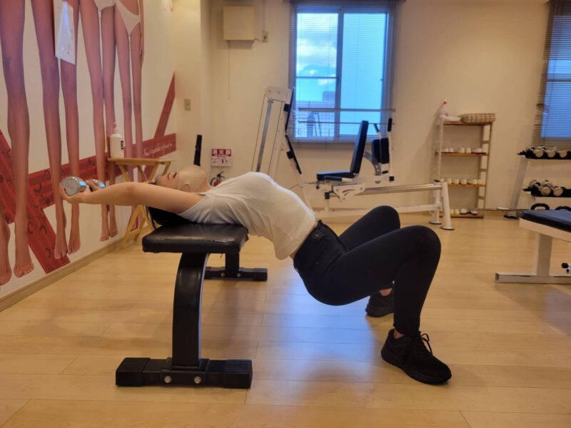 猫背改善トレーニングで華奢な二の腕へ♪