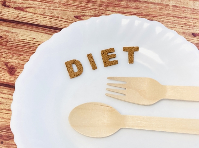 短期間で痩せたいなら、食事量を減らせば良い？