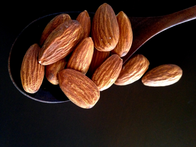 【小腹が空いたらアーモンドを食べよう！】