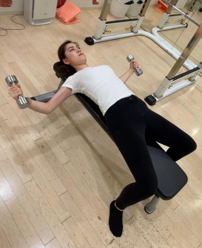 デコルテラインに効果的なトレーニング！！