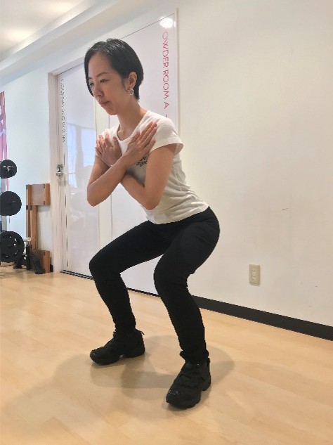 【梅田の女性専用ジム】おうちトレの効果を高める！「2つのスクワット」正しい使い分けできていますか？