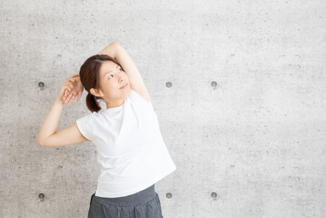 長時間の座り仕事でガチガチ…お尻と股関節をほぐして「ぽっこりお腹」をすっきりさせる方法