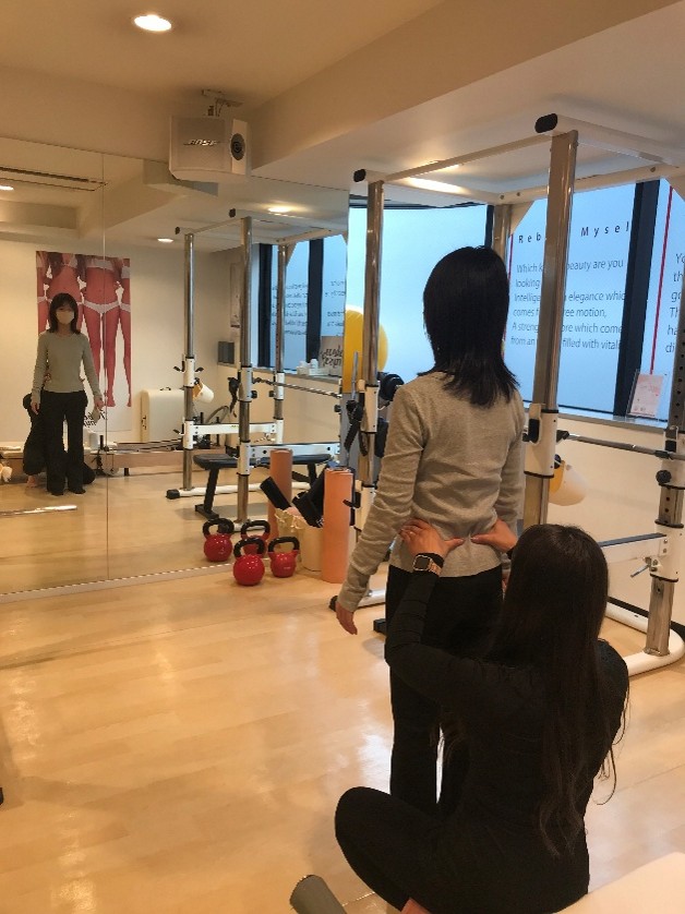 寒暖差による秋のむくみ・重だるさを解消！骨盤のアライメントに配慮した秋の体調ケア｜リボーンマイセルフ梅田店