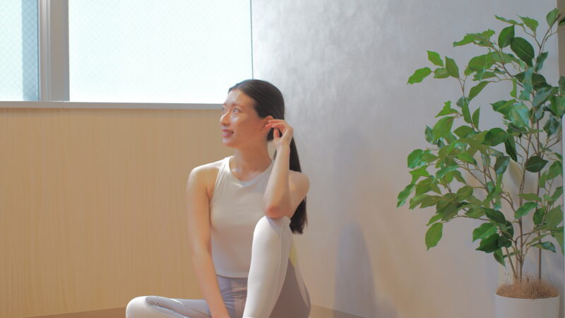 女性が上を向いている画像です