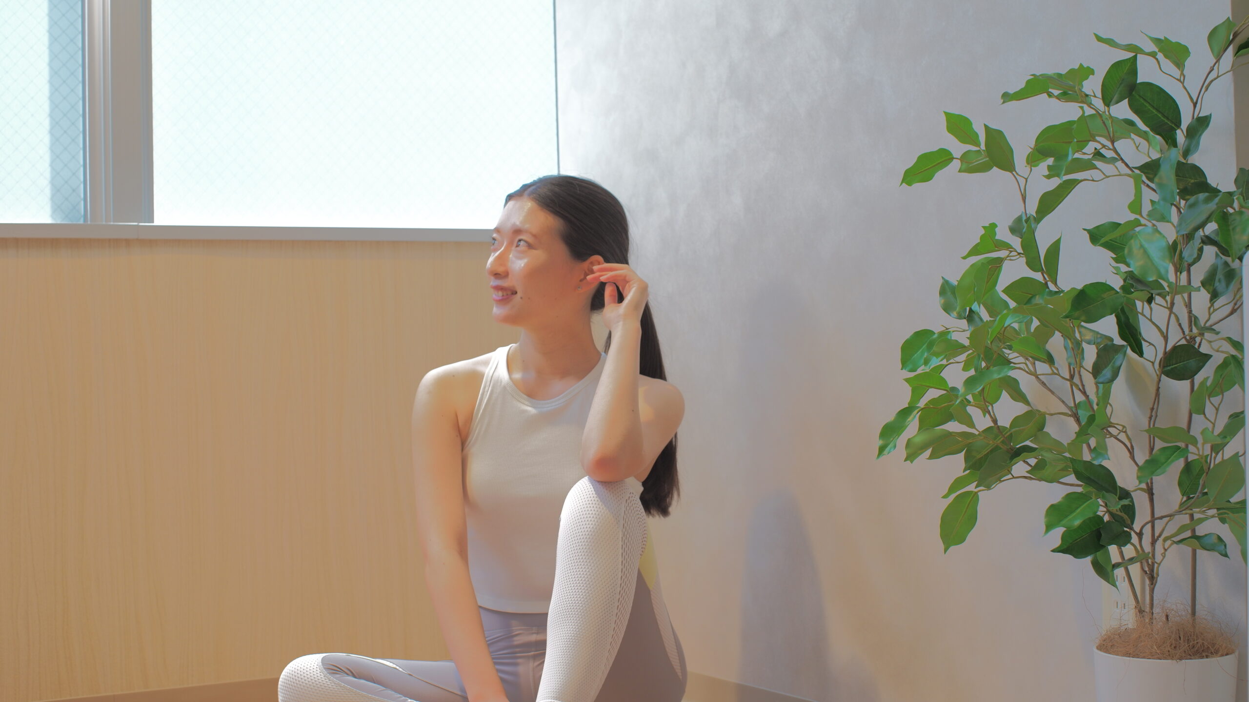 女性が上を向いている画像です